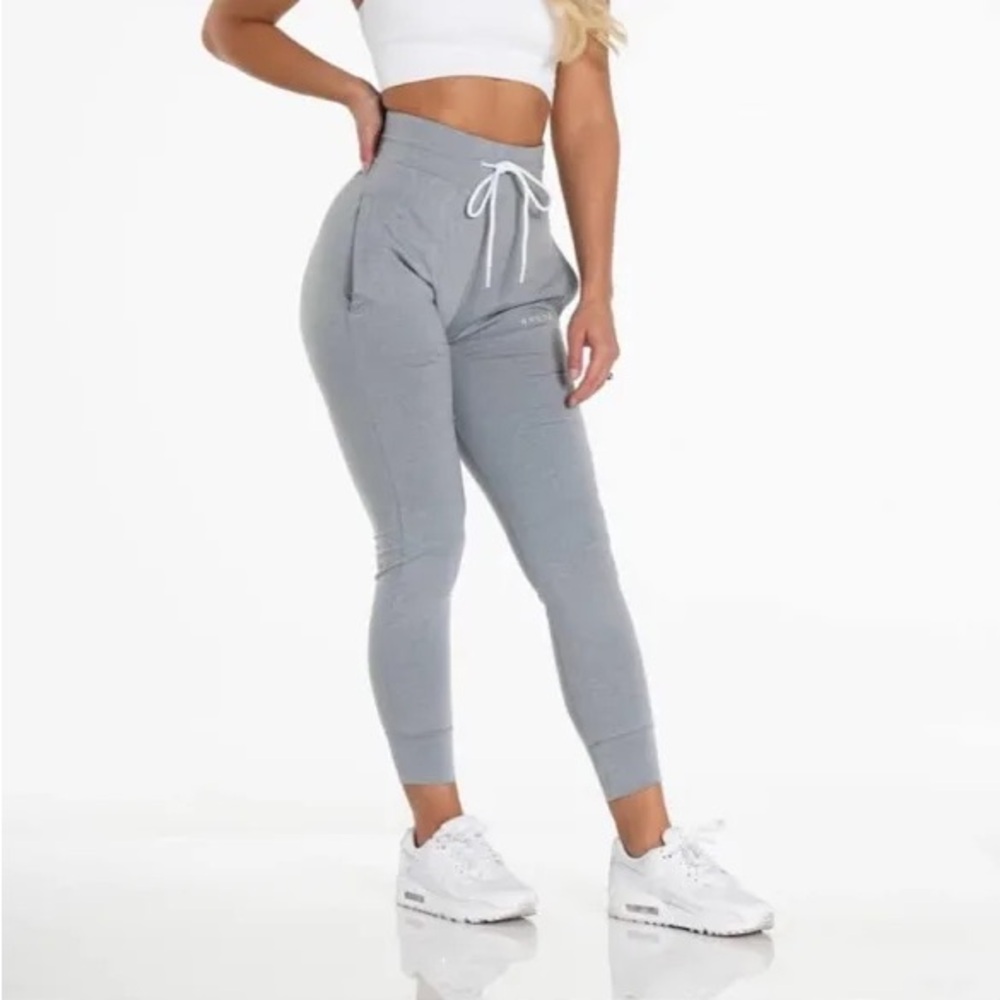 NVGTN women’s size XL joggers in Silver Mist